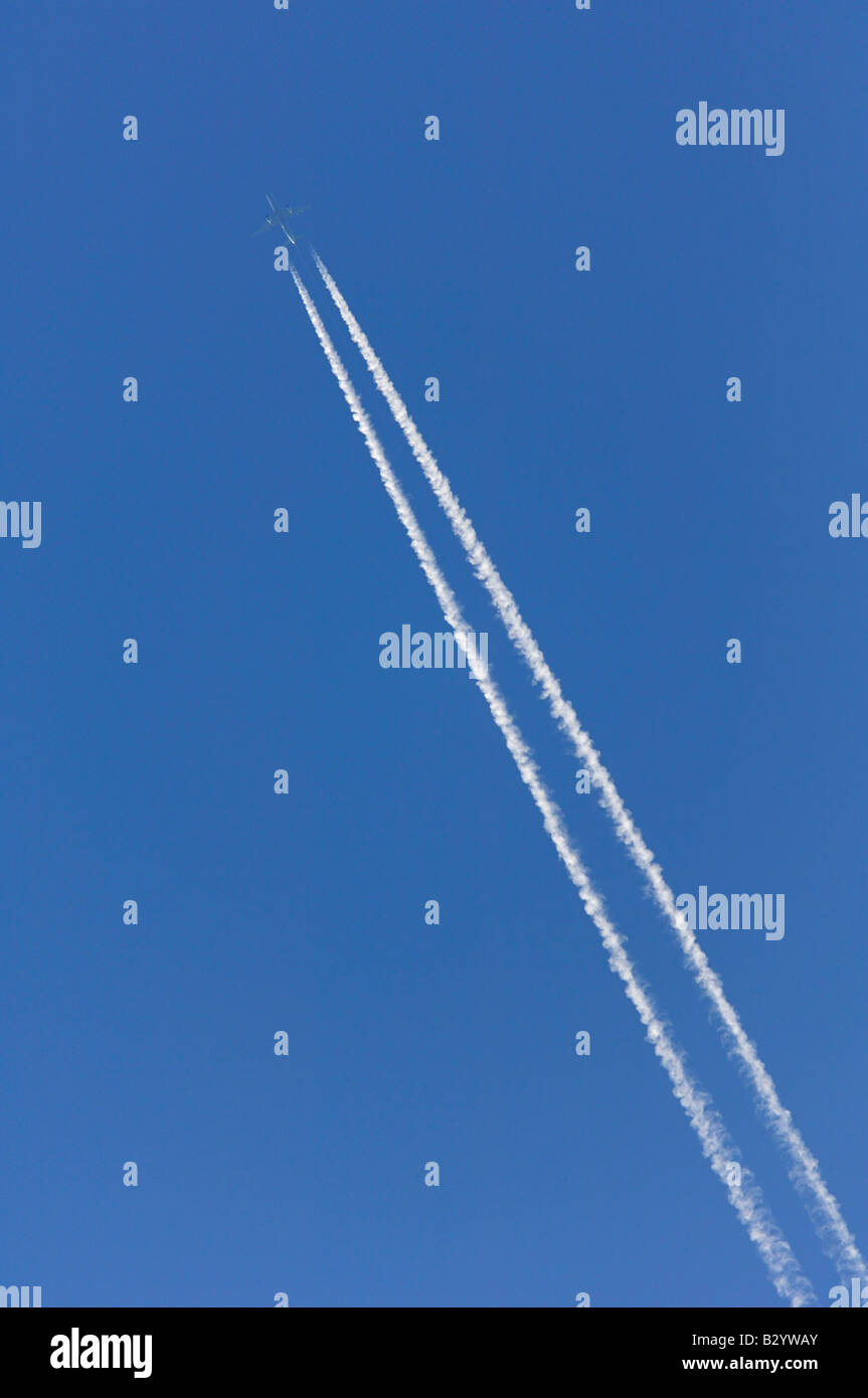 Jet Contrail nel cielo blu Foto Stock