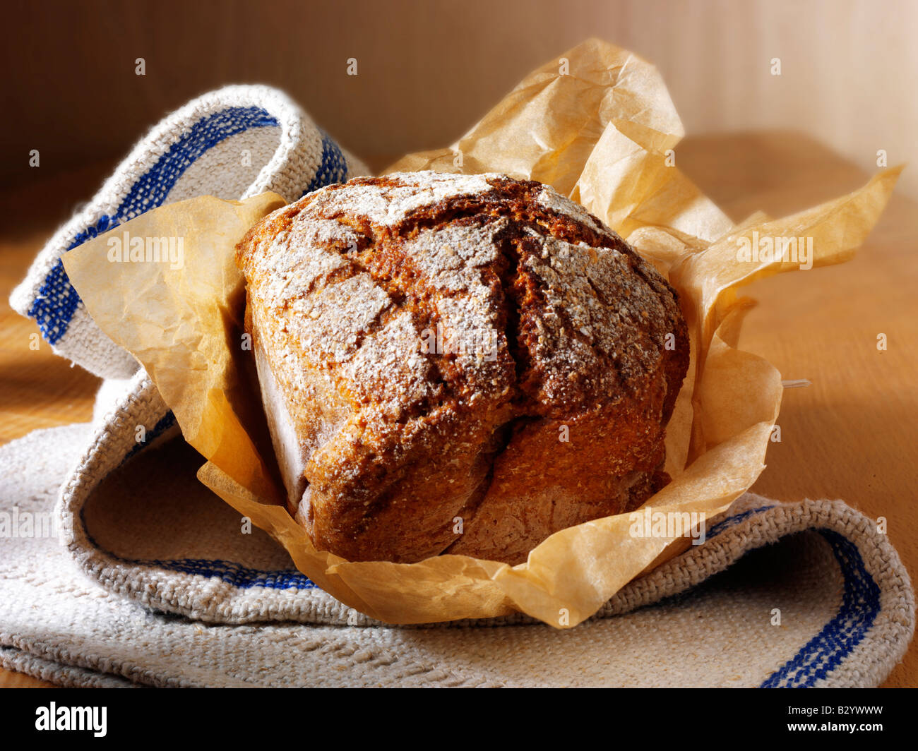 Pane di Rye Artisan in un ambiente rustico una tavola di legno Foto Stock