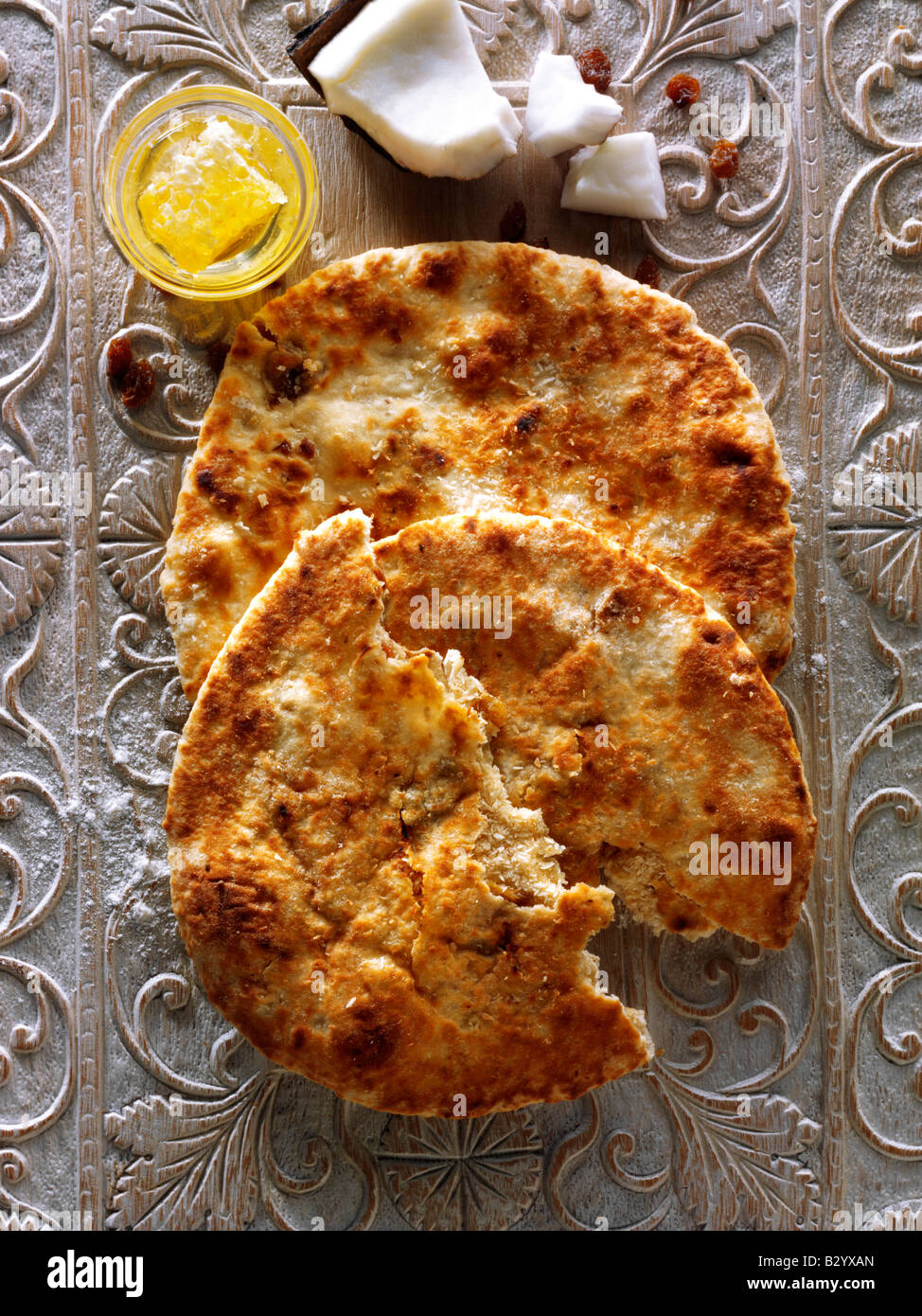 Peshwari Naan. Sultanina di cocco e pane al miele serviti pronti a mangiare su un tavolo - cucina indiana - si ha sparato Foto Stock