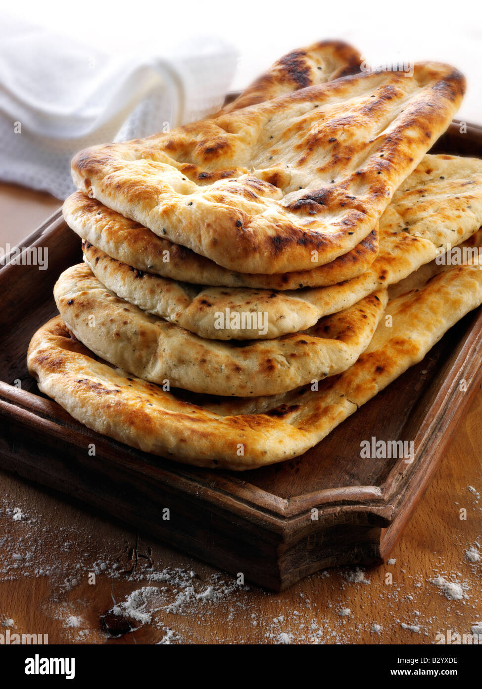 Pane indiano Naan servito pronto a mangiare su un tavolo Foto Stock