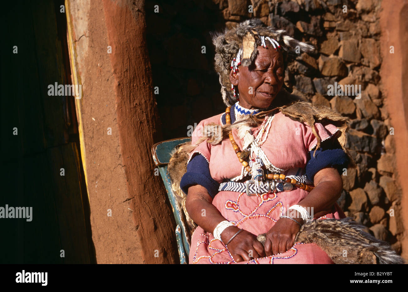 Un sangoma in Lesotho. Foto Stock