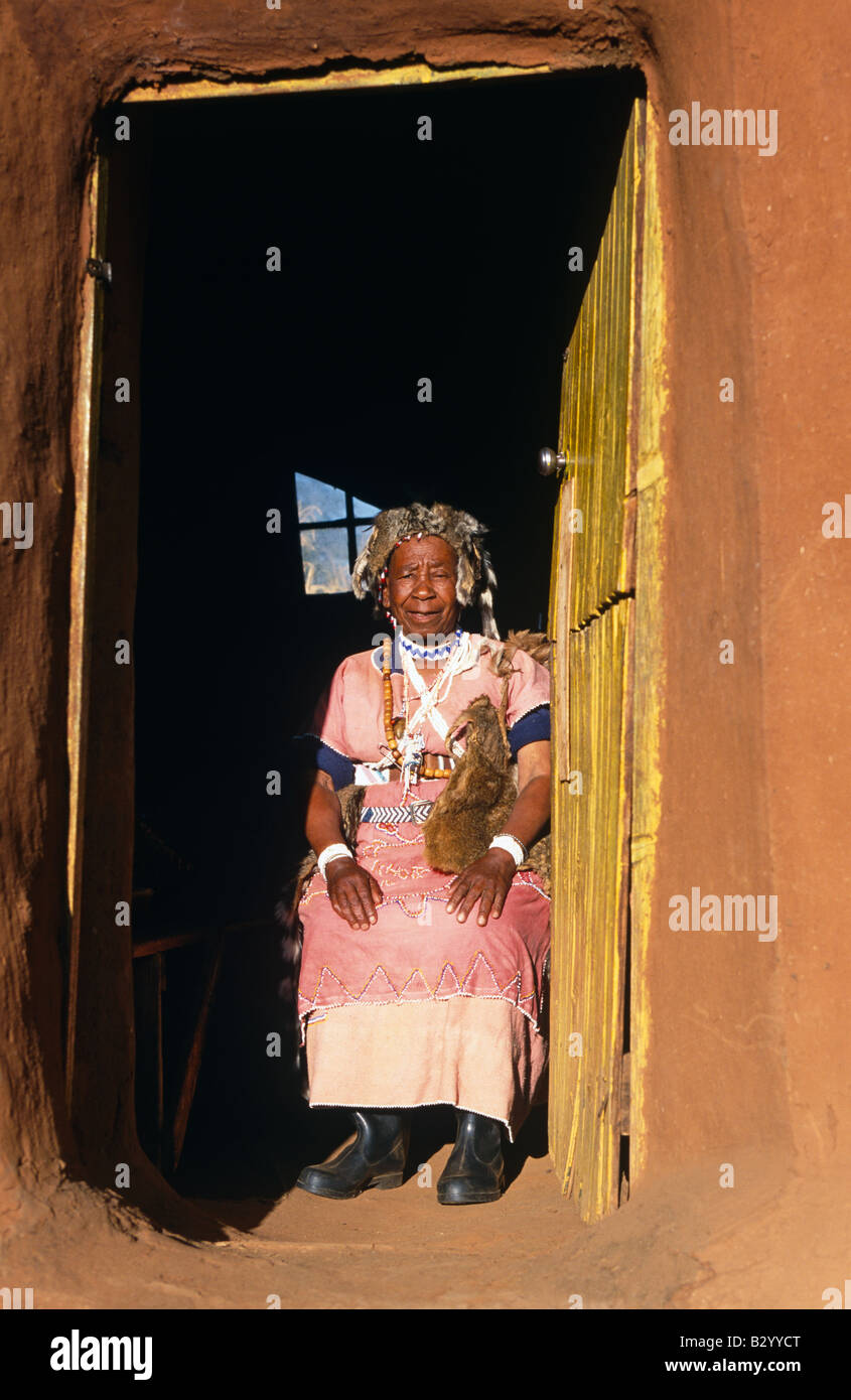 Sangoma, (tradizionale africana di guaritore) seduto in casa porta indossando il costume tradizionale, ritratto, Lesotho, Africa Foto Stock