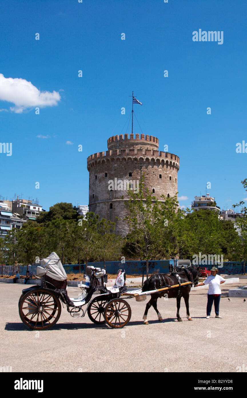 La Torre Bianca. Carro trainato da cavalli. Salonicco, Macedonia, Grecia Foto Stock