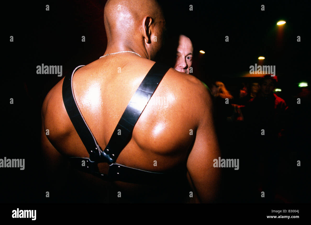 Gli uomini in un night club per gay a Londra. Foto Stock