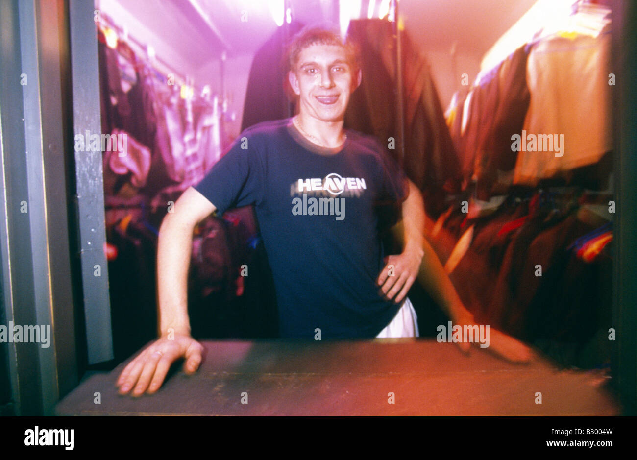 Uomo in un night club per gay a Londra. Foto Stock