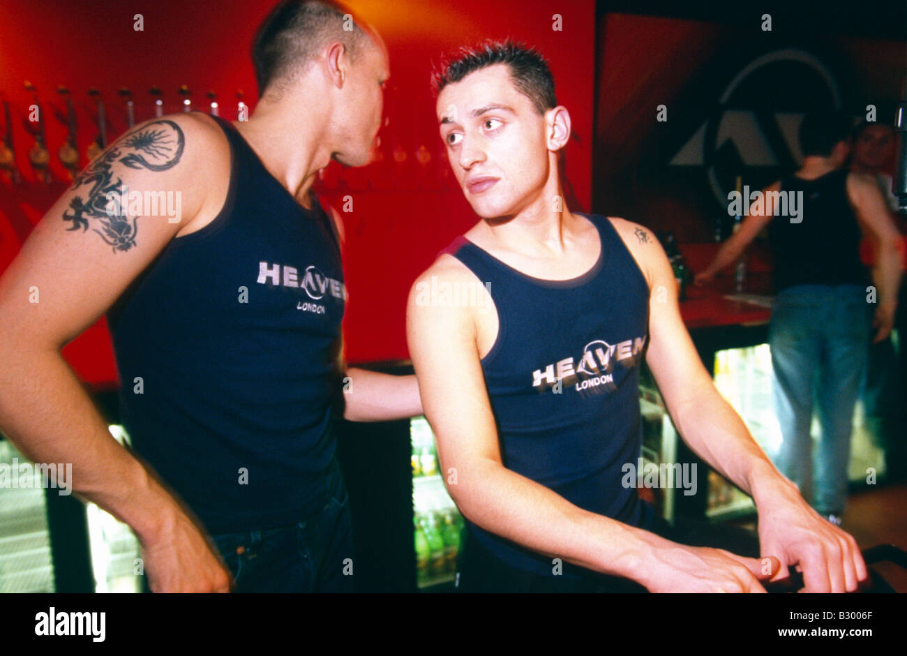 Gli uomini in un night club per gay a Londra. Foto Stock