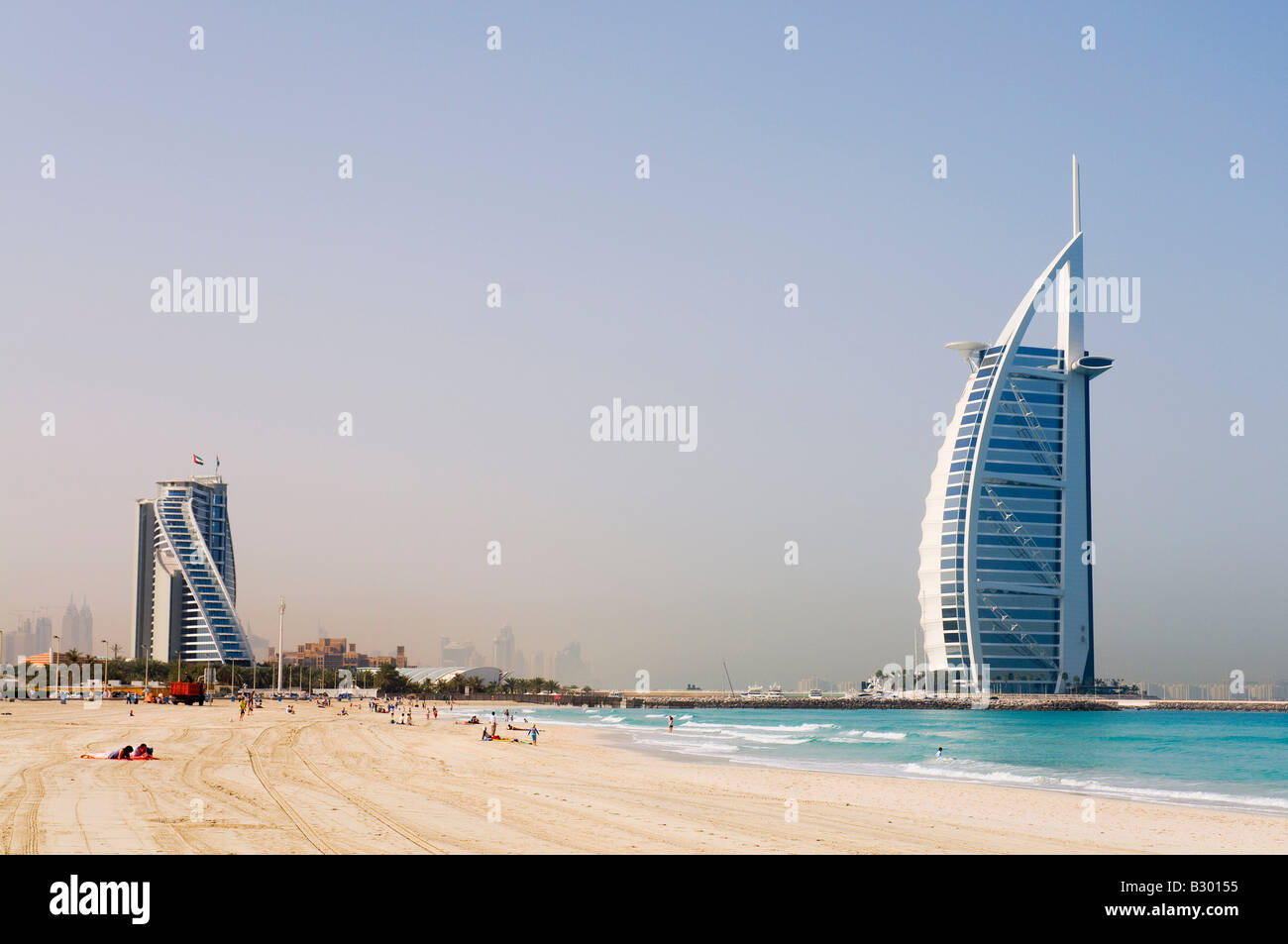 Jumeirah Beach e il Burj Al Arab Hotel, Dubai, Arabi Uniti Emirites Foto Stock