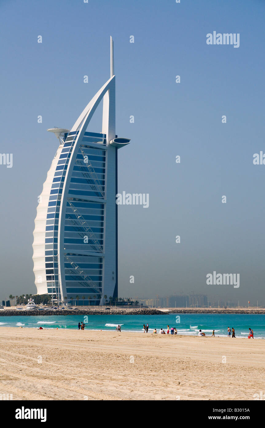 Jumeirah Beach e il Burj Al Arab Hotel, Dubai, Emirati Arabi Uniti Foto Stock