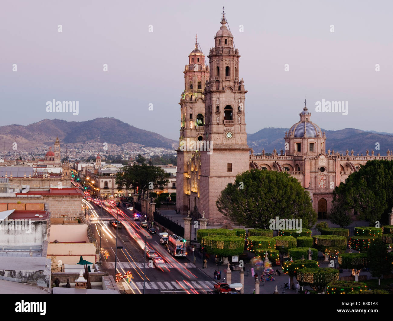 Avenida Madero e Morelia cattedrale, Morelia, Michoacan, Messico Foto Stock