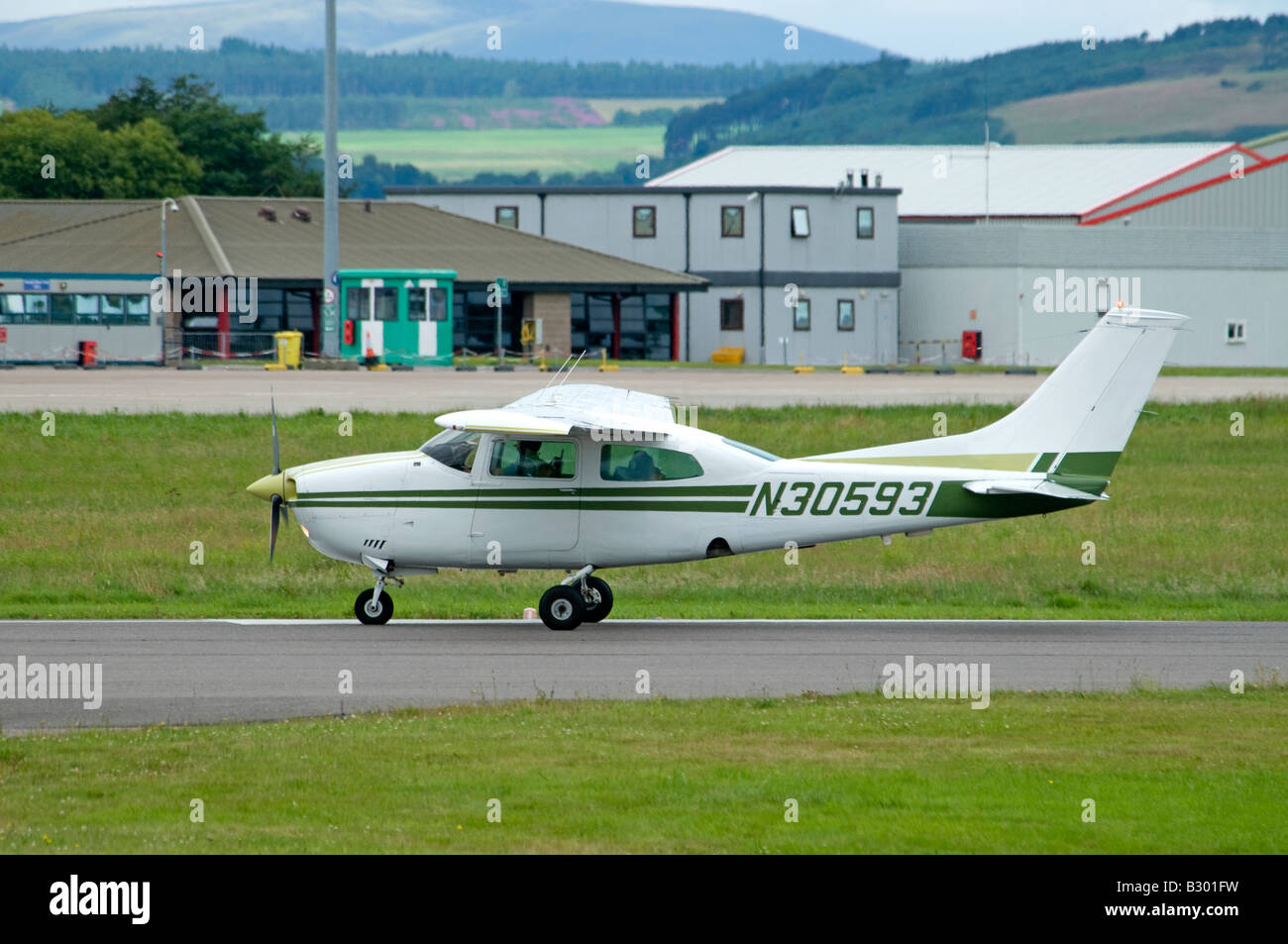 Cessna 210luce L aereo privato Aviosuperficie Dalcross Inverness Scozia Scotland Regno Unito Foto Stock