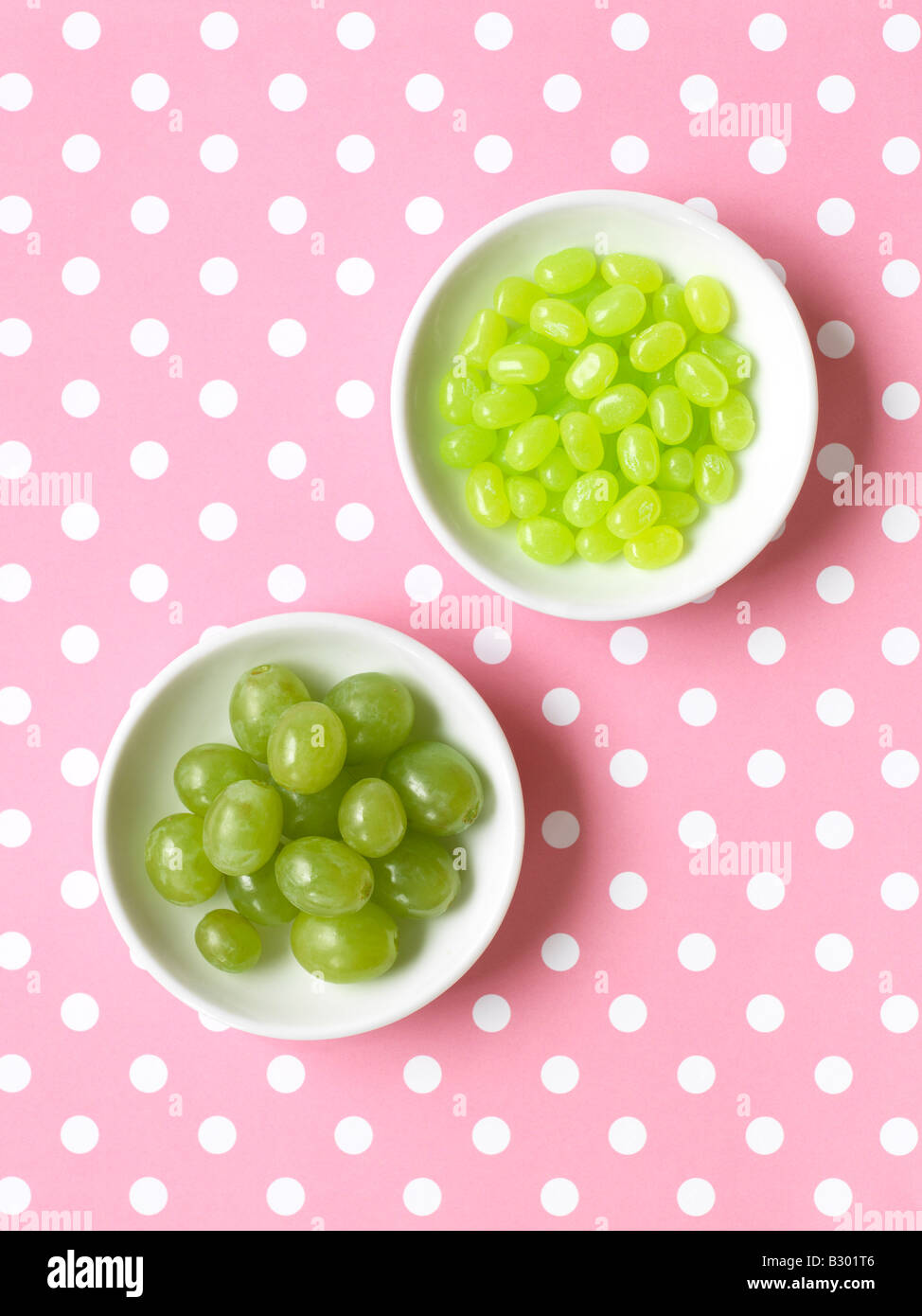 Uva e Jelly Beans in ciotole Foto Stock