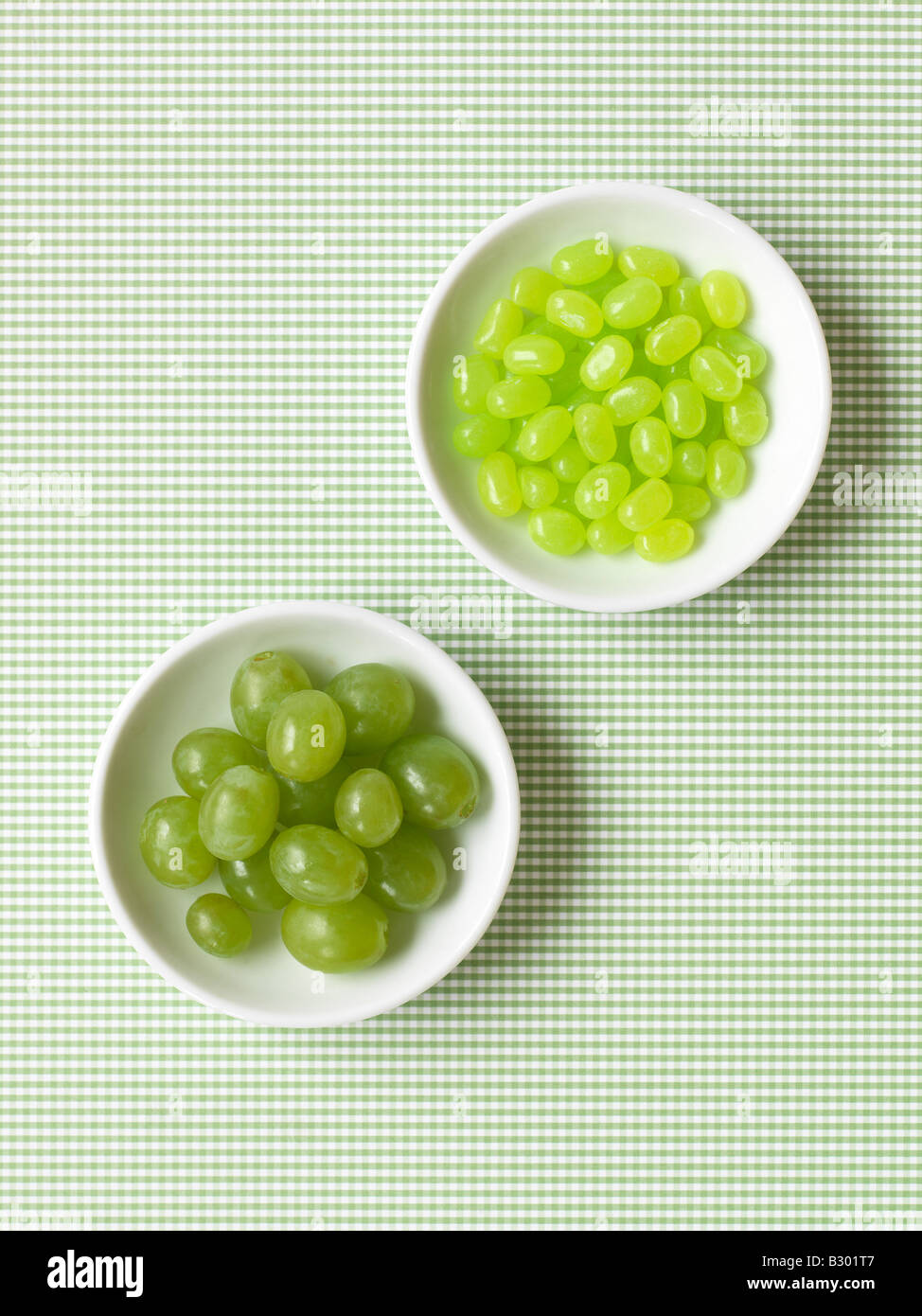 Uva e Jelly Beans in ciotole Foto Stock