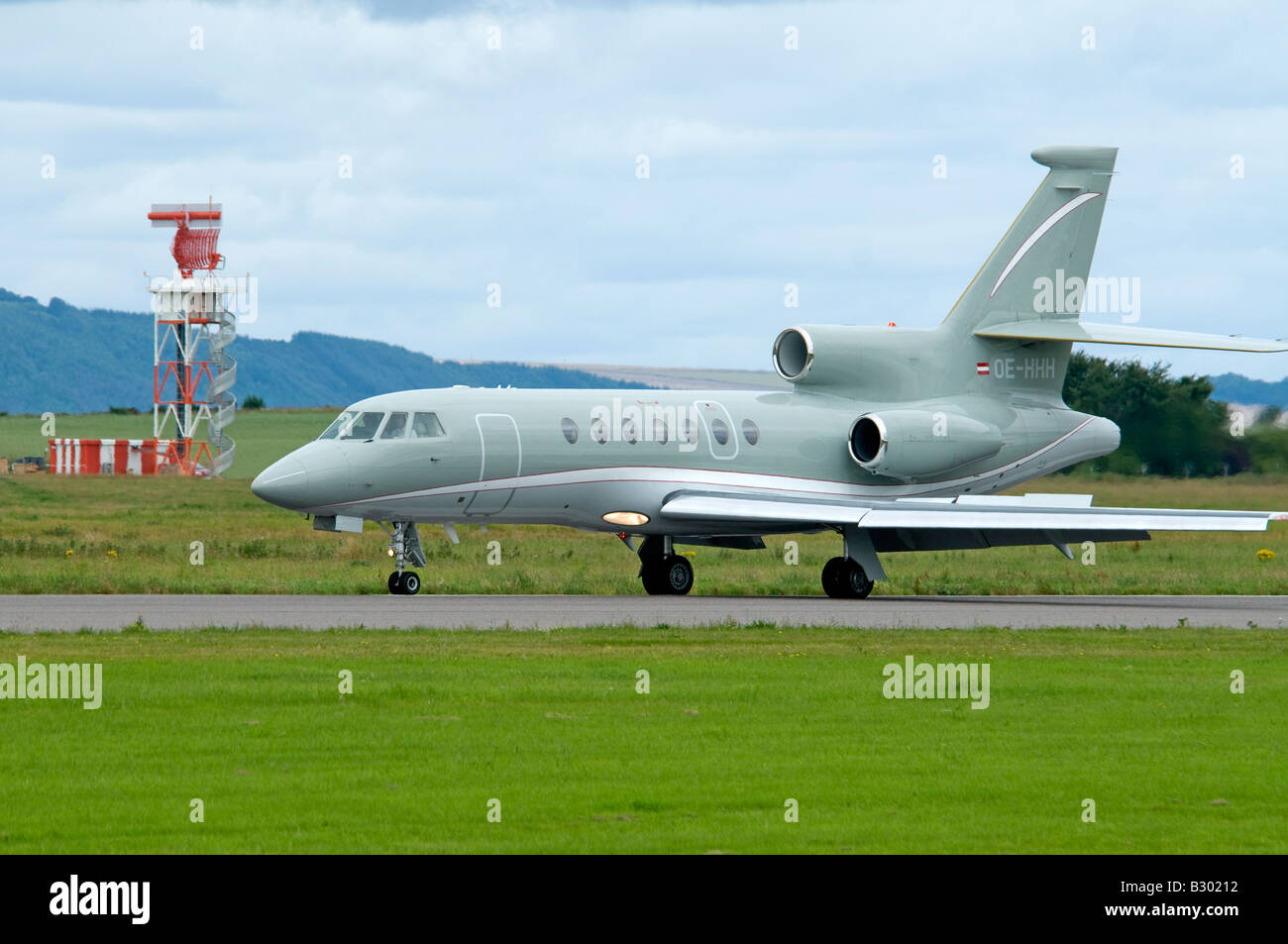 Dassault Falcon 50EX tre propulsori Jet sulla pista che arrivano all'Aeroporto di Inverness. Foto Stock