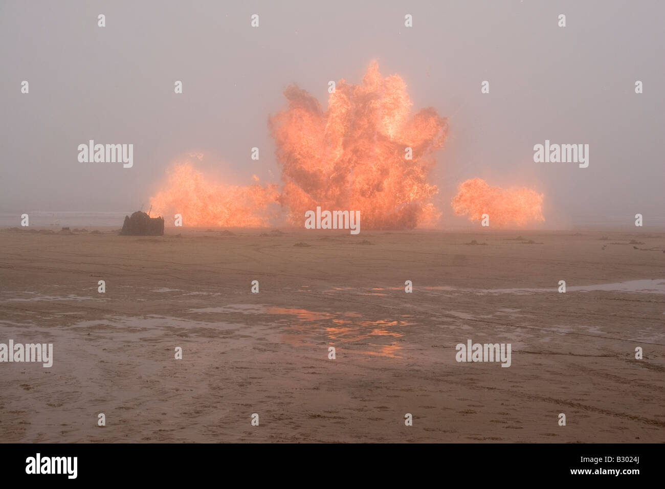 Un contolled esplosione a Seaburn Beach a Sunderland. Foto Stock