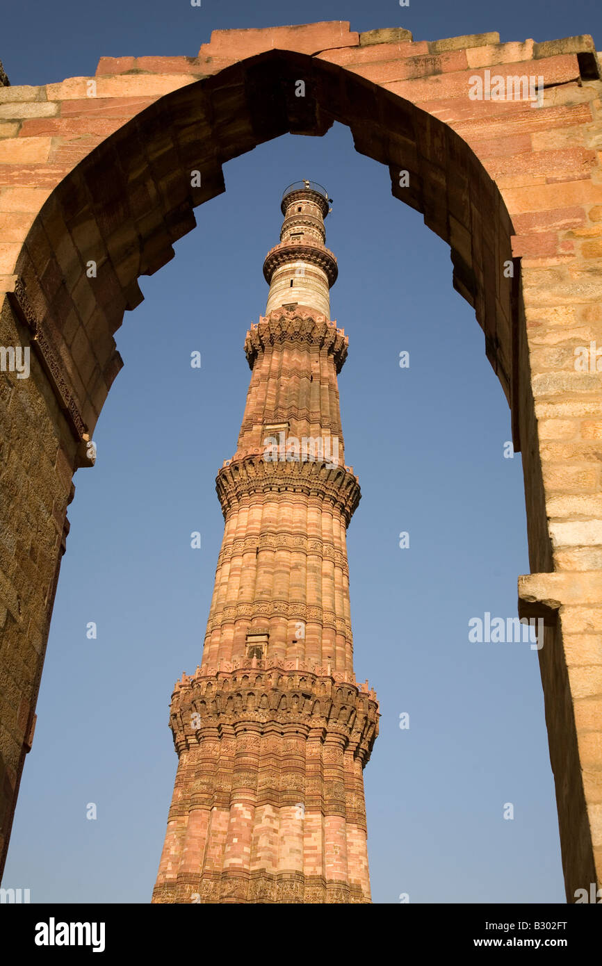 Il Qutb Minar a Delhi, India, visto attraverso un arco. Foto Stock