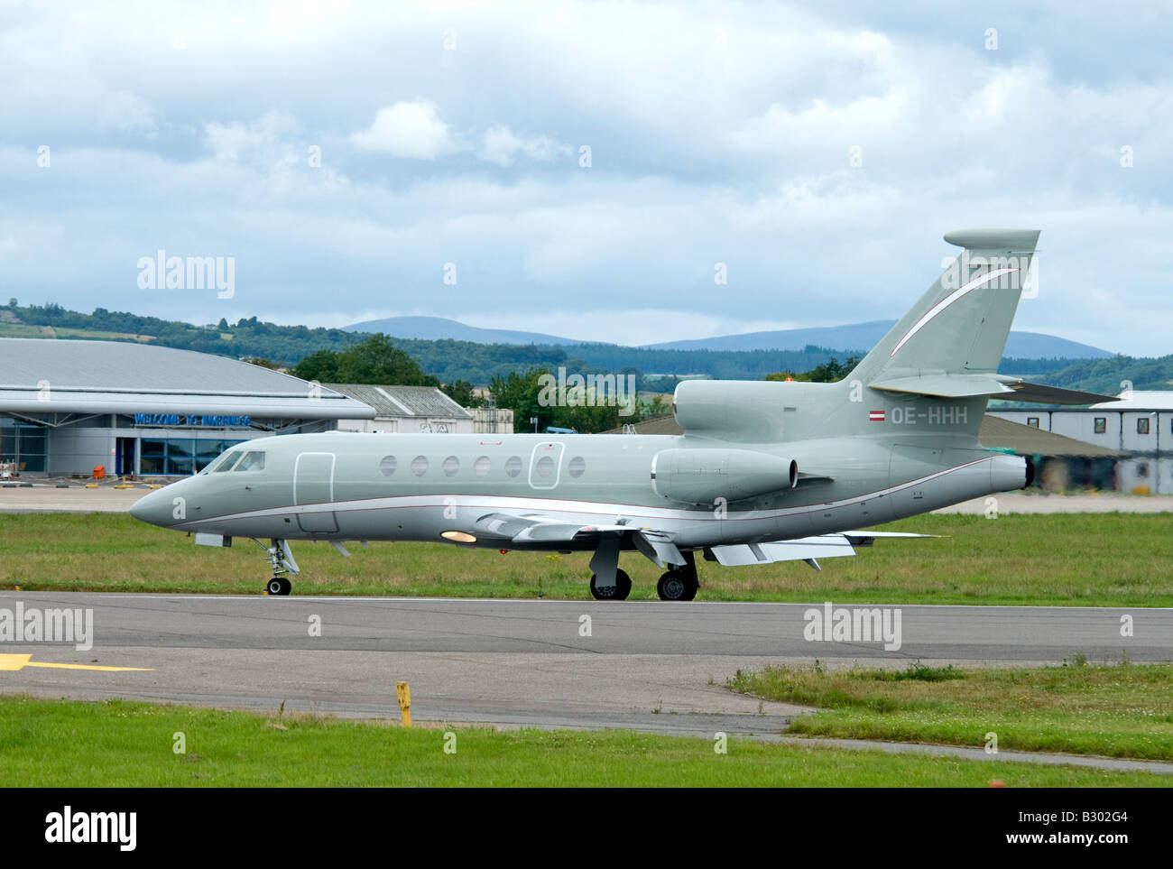 Dassault Falcon 50EX tre propulsori Jet arrivando all'Aeroporto di Inverness. Foto Stock