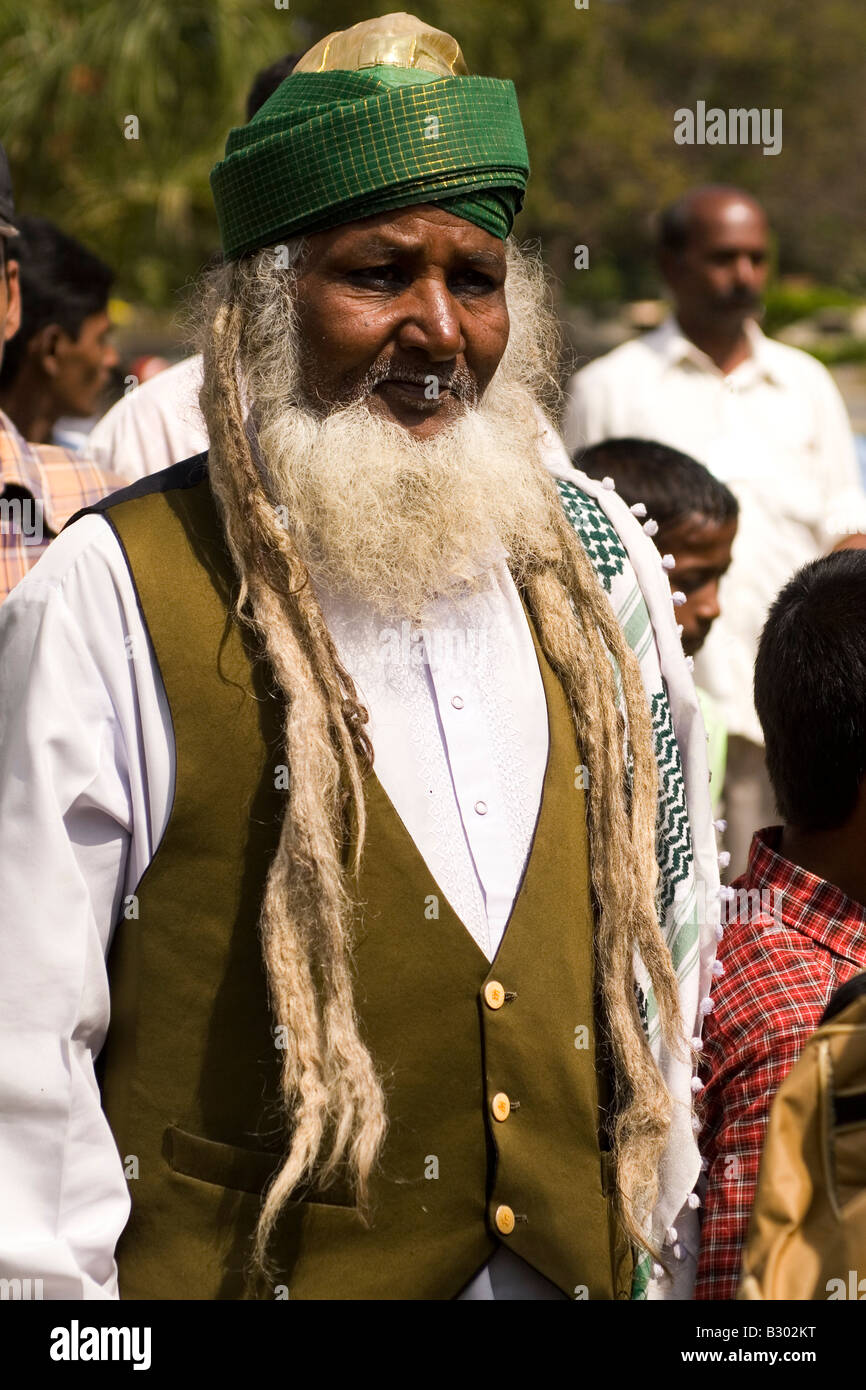 Un uomo musulmano indossa un turbante e prende parte a una processione di  Mysore per celebrare la vita del Sultano Tipu Foto stock - Alamy