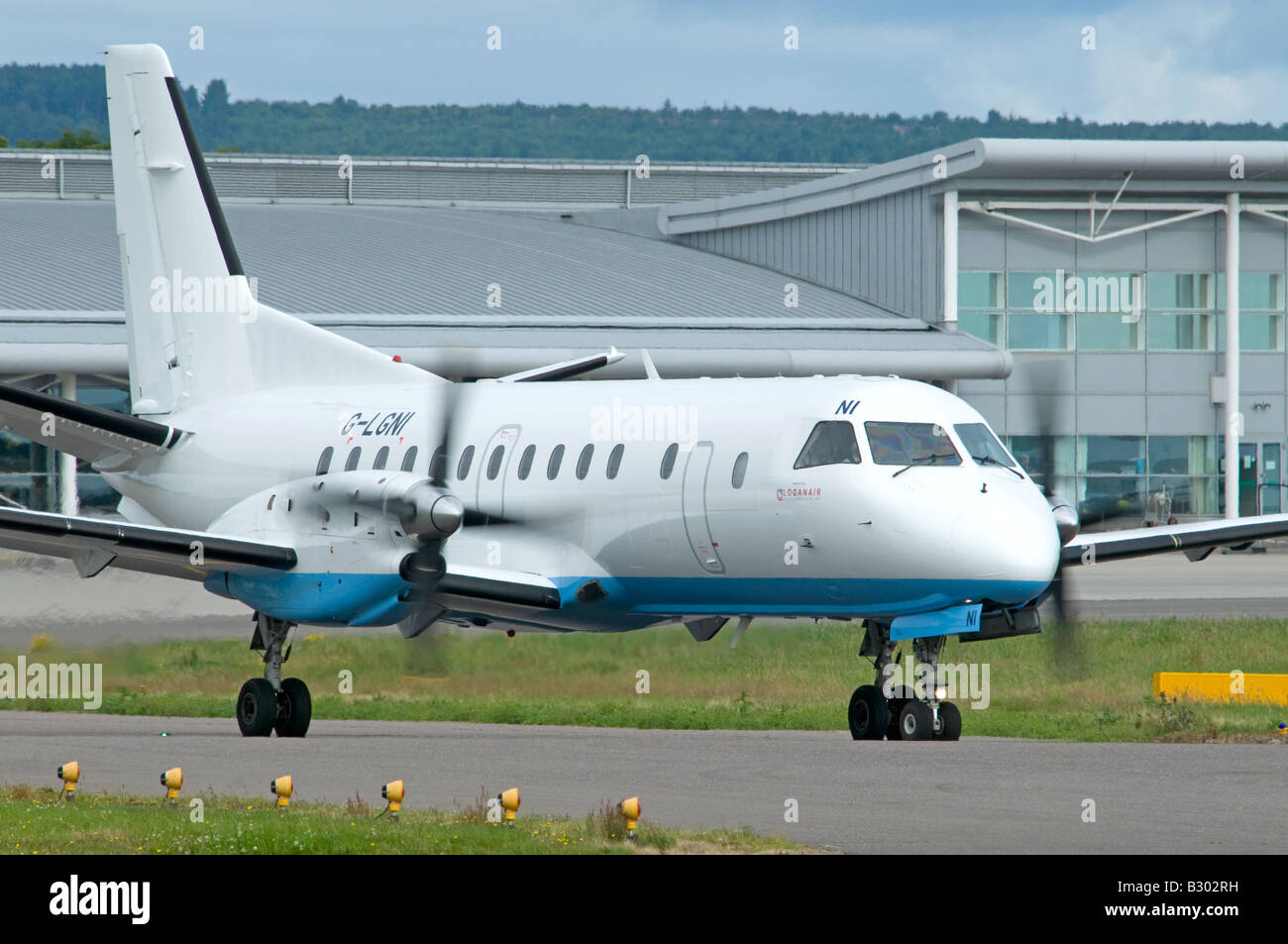 Saab SF 340B Turboelica aerei passeggeri di proprietà di Flybe azionato da Loganair presso l'aeroporto di Inverness Foto Stock