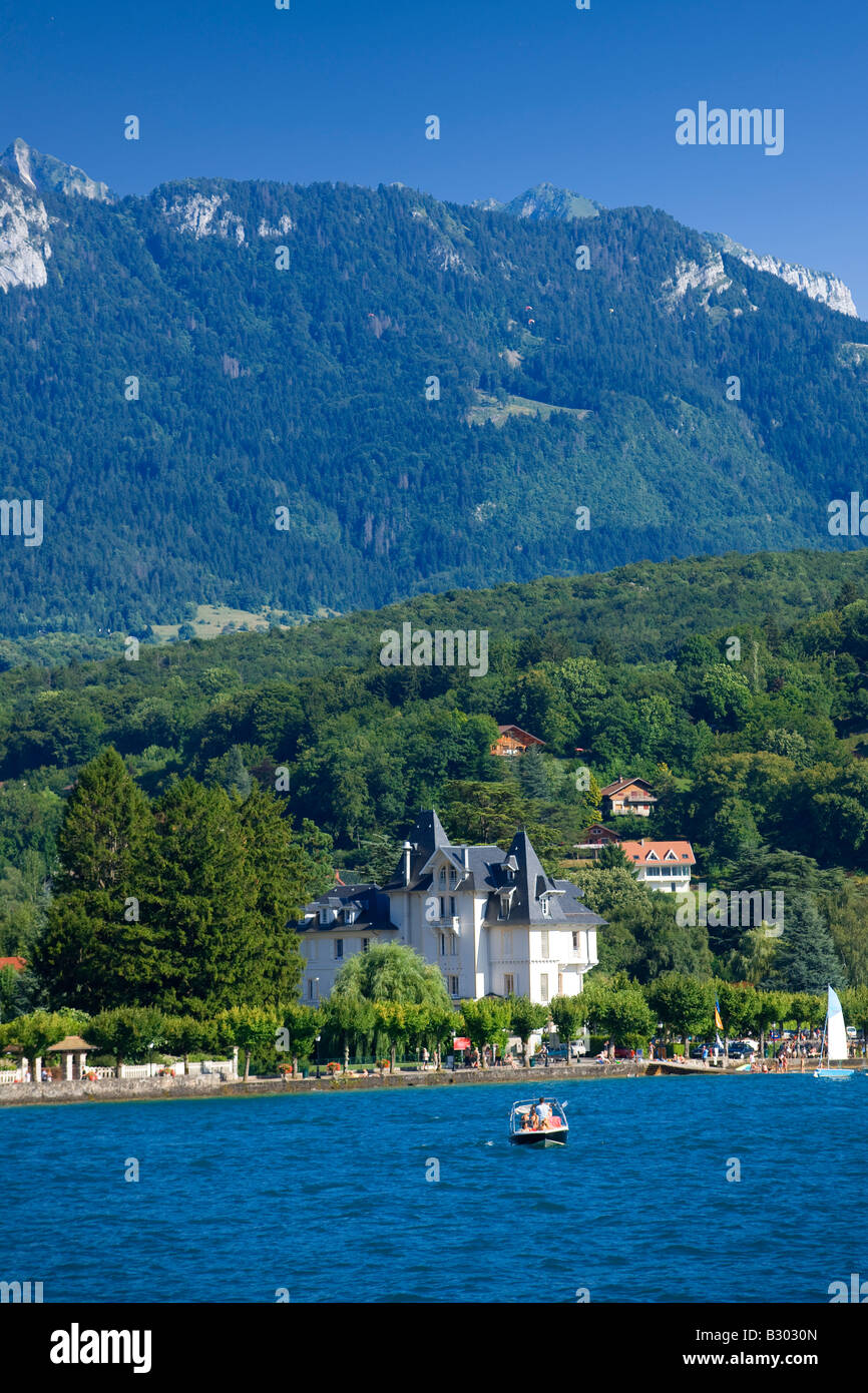 Il lago di Annecy nelle Alpi Francia Foto Stock