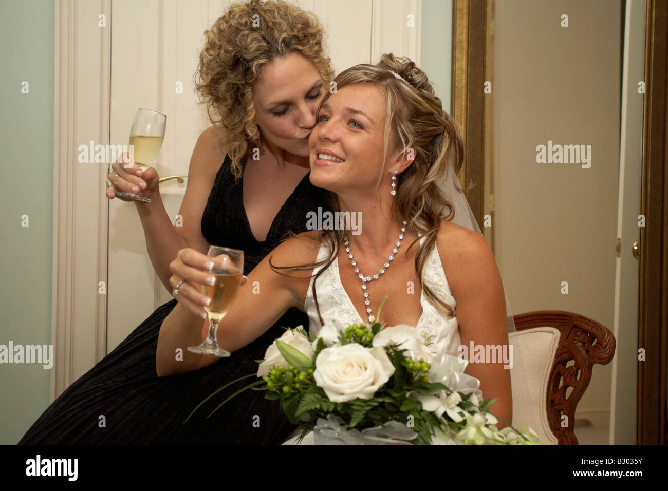 Sposa e Bridesmaide con Champagne Foto Stock