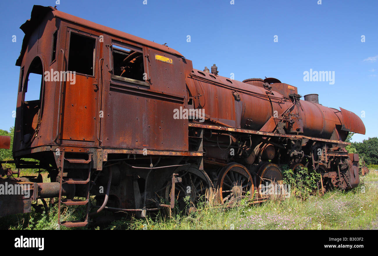 Abbandonato il vecchio motore a vapore locomotiva Foto Stock