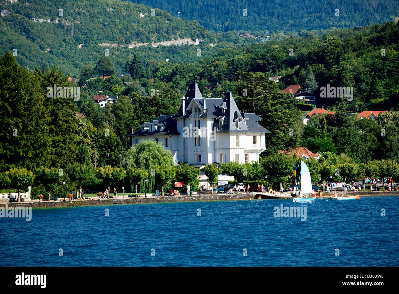 Il lago di Annecy nelle Alpi Francia Foto Stock