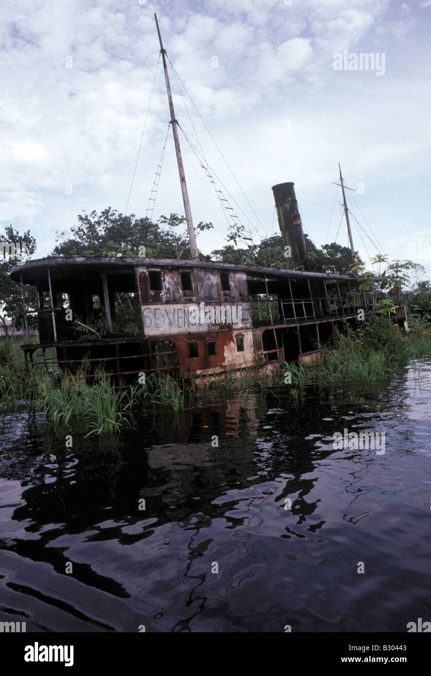 Alimentato a vapore amazzonico riverboat utilizzato nella Werner Herzog film epico Fitzcarraldo ora giace abbandonata in Iquitos Peru Foto Stock
