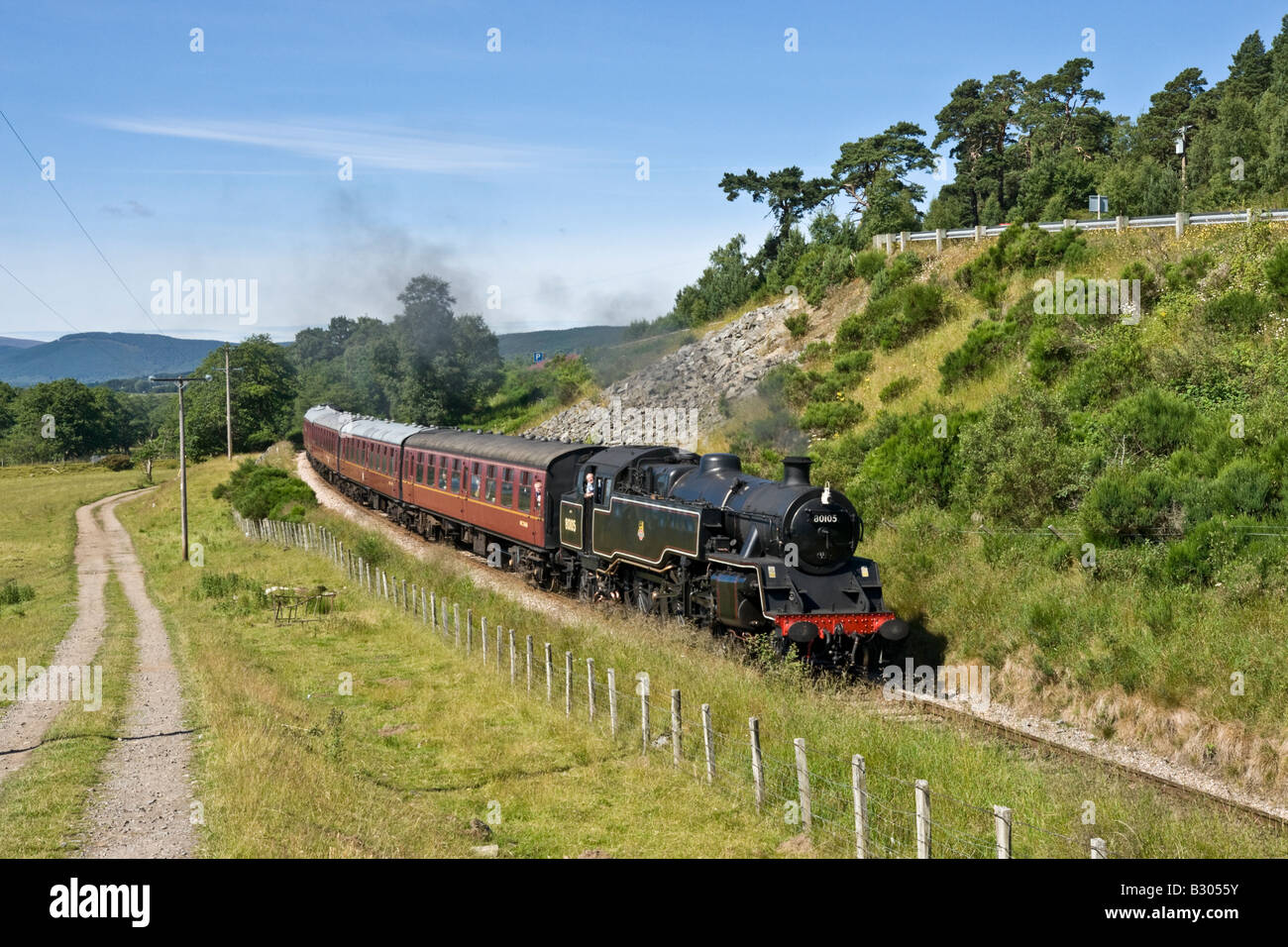 Treno a vapore avvicinando Broomhill sul Strathspey Steam Railway Foto Stock