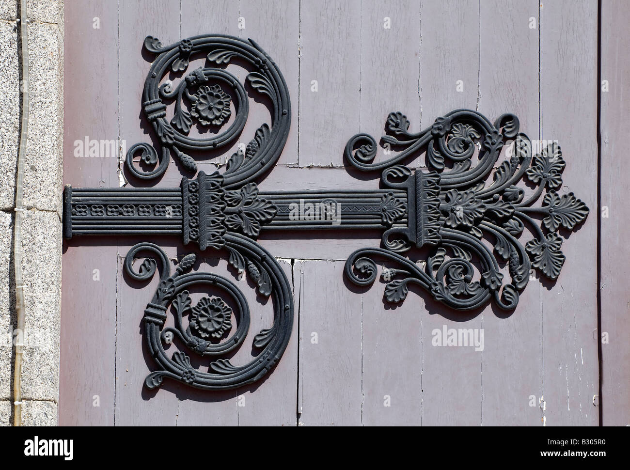 Ornamentali, decorativi, ornati cerniera sulla porta della chiesa Foto Stock