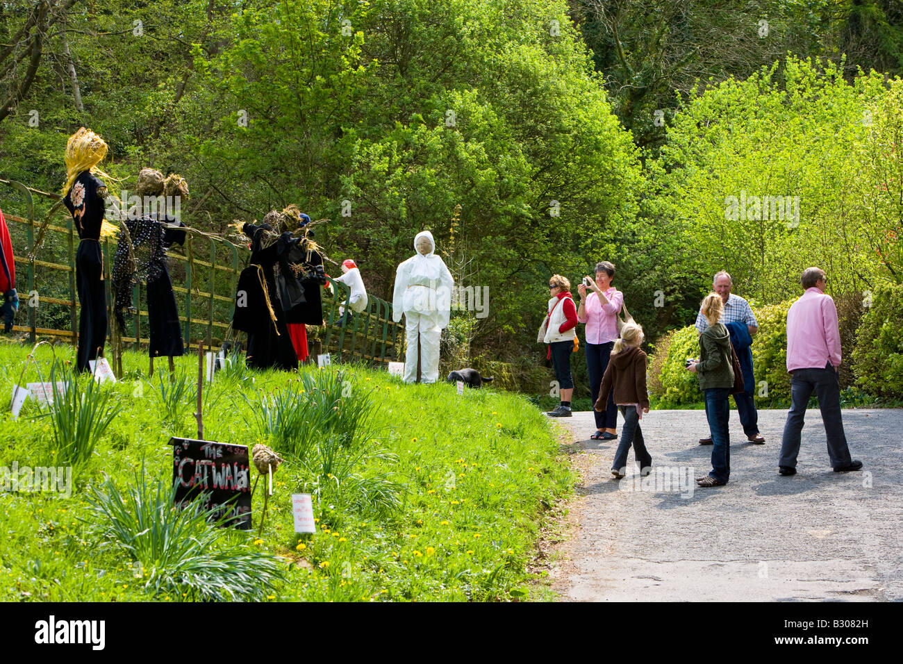 Visitatori guardando scarecrows in uno spaventapasseri festival Foto Stock