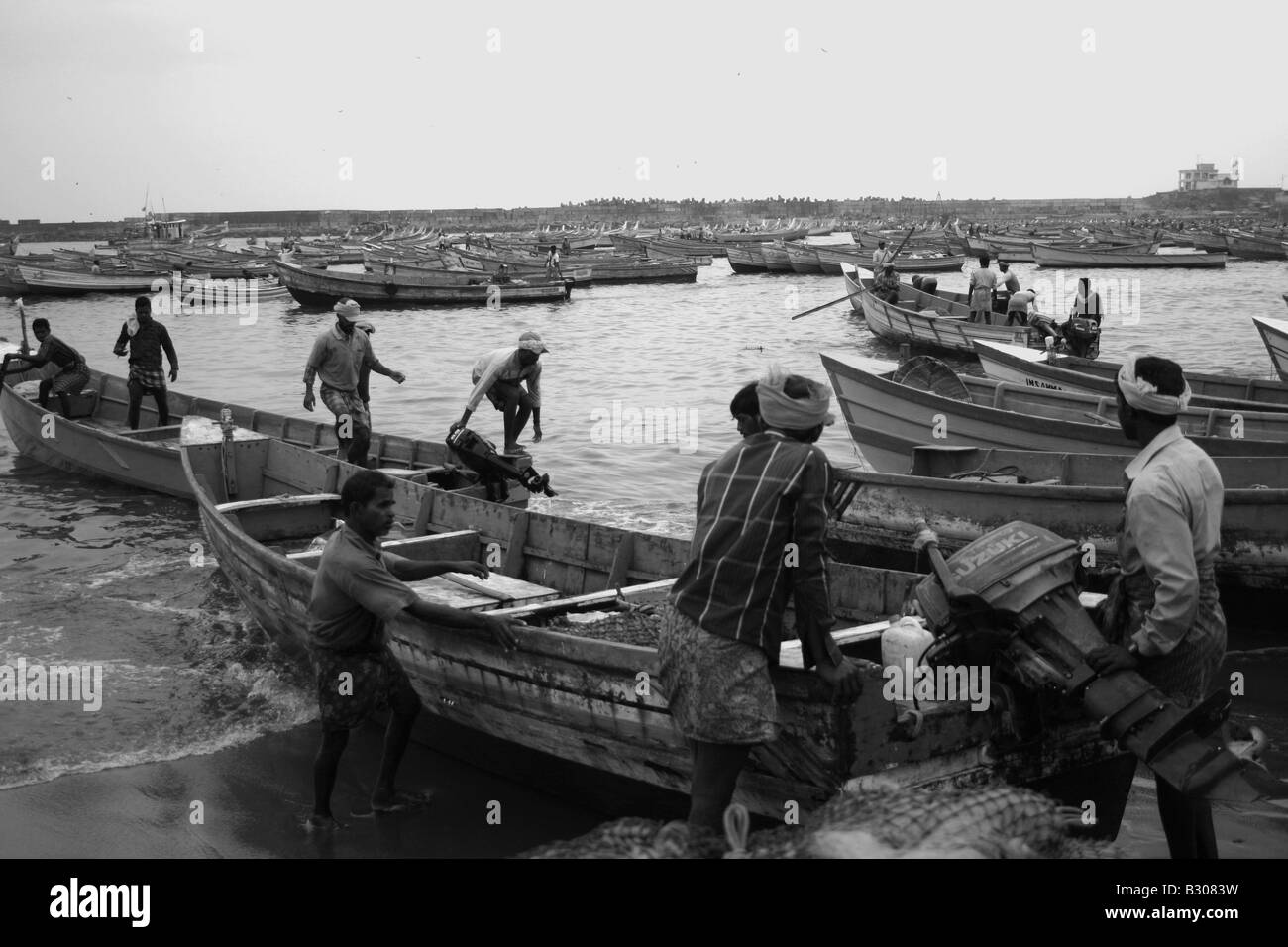 I pescatori in arrivo al Porto di Vizhinjam, Trivandrum, Kerala, India Foto Stock