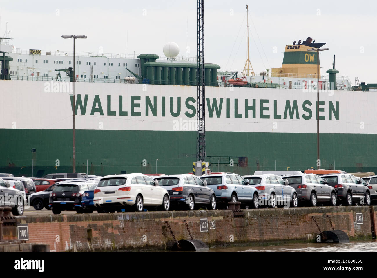 Automobili per esportare sulla banchina del porto di Bremerhaven, Brema, Germania. Foto Stock