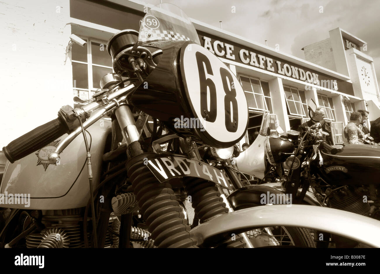 1960 s Cafe racer moto al di fuori dell'Ace Cafe London REGNO UNITO Foto Stock
