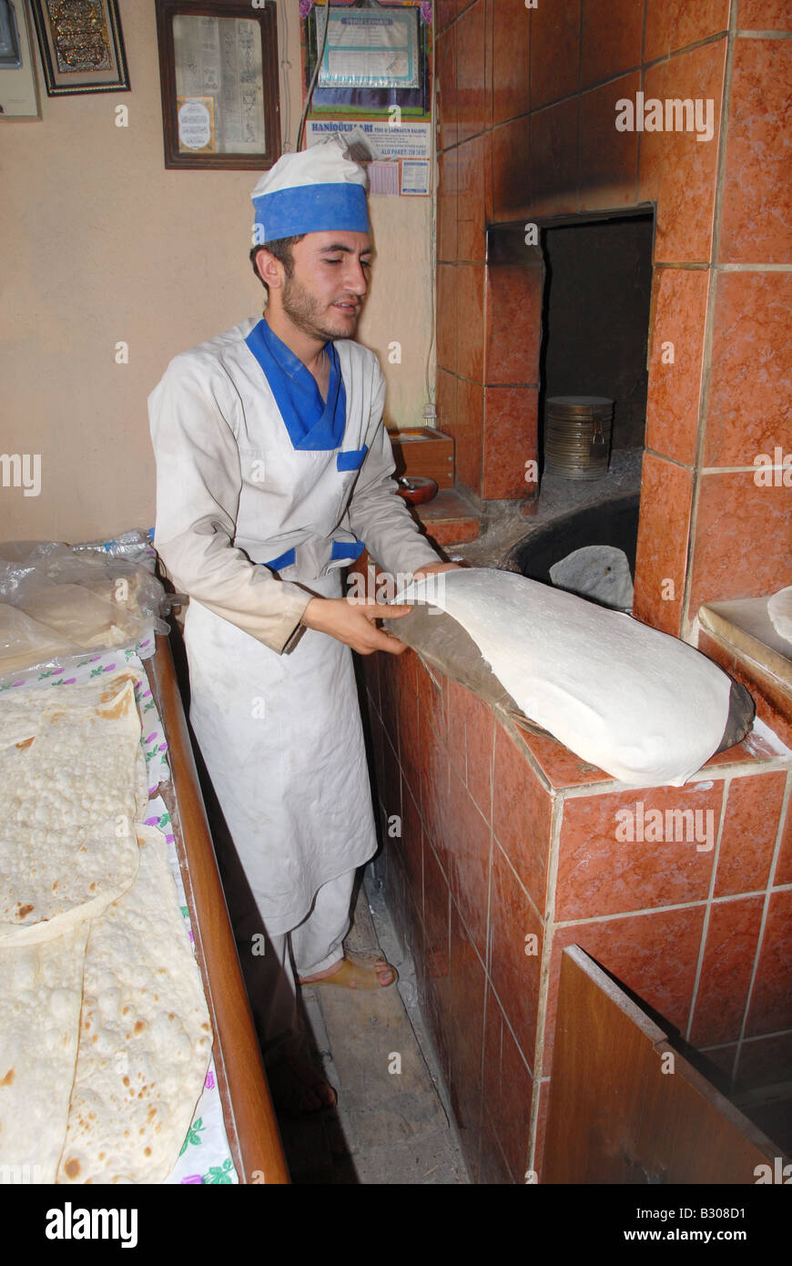 Bakery in Turchia dove cuocere il pane in un forno tandoori Foto Stock