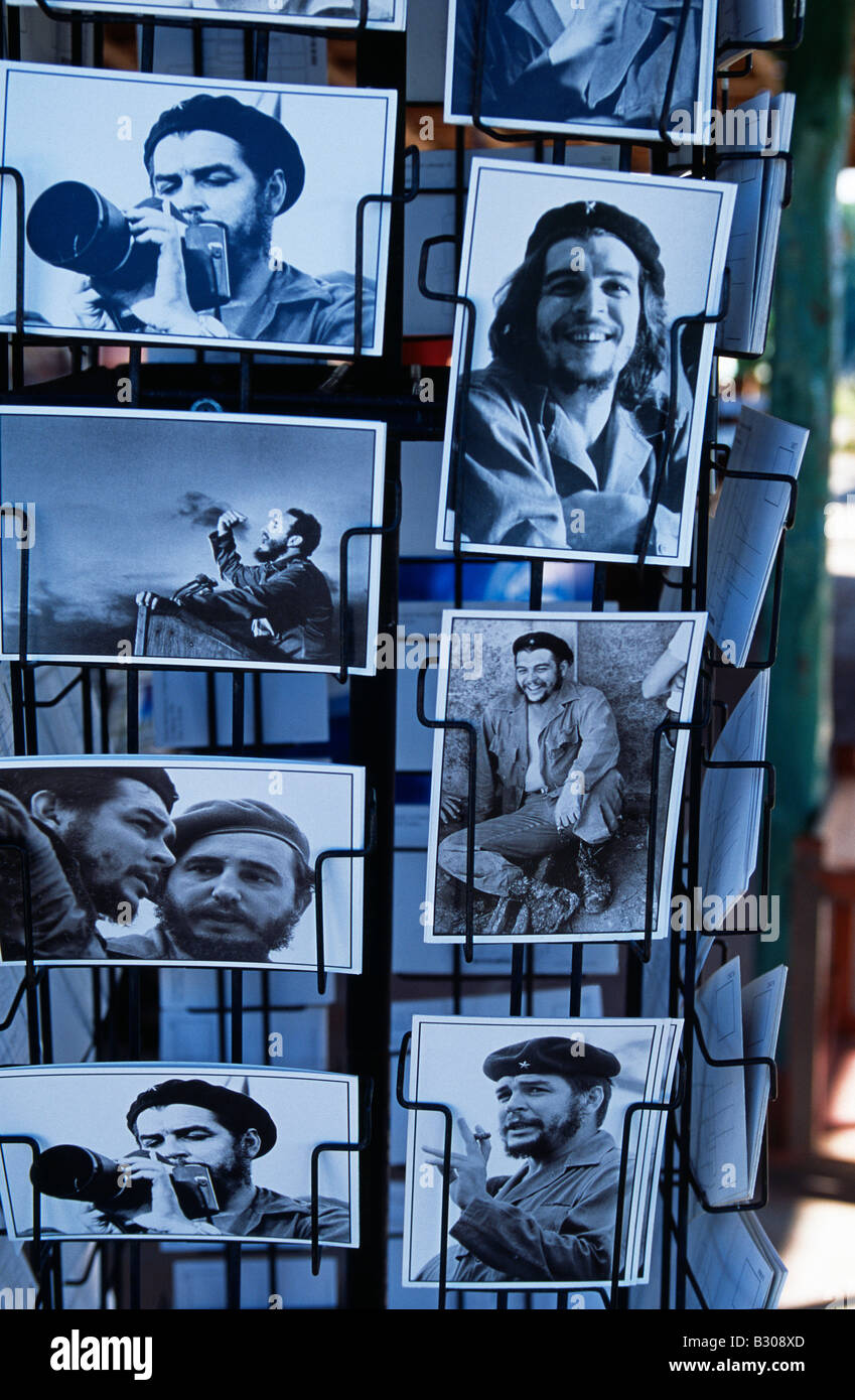 Cartolina di stand con le classiche immagini da Cuba il Castro dominato la storia, Plaza des Armes, La Habana Viejo, Avana Vecchia Area del Patrimonio Mondiale, Cuba Foto Stock