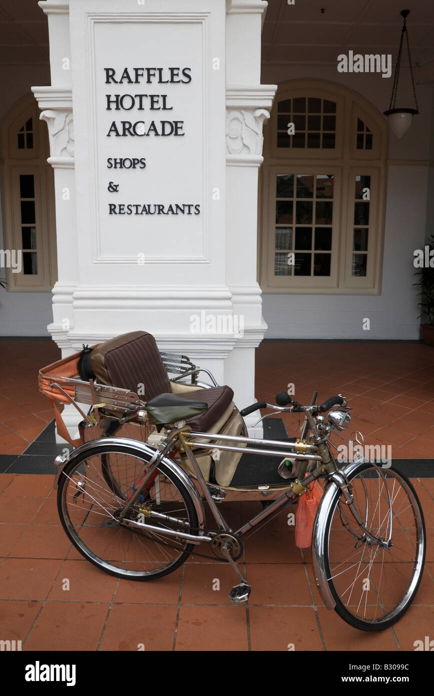 In Trishaw storico esterno Raffles Hotel, Singapore Foto Stock