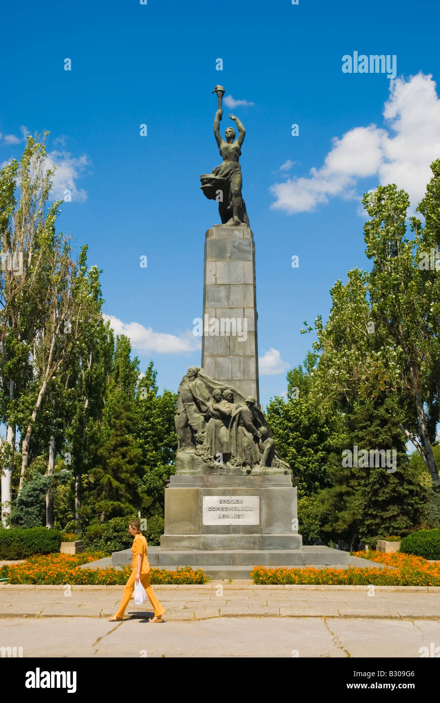 Realista socialista monumento alla gioventù comunista lungo Boulevard Renasterii a Chisinau Moldavia Europa Foto Stock