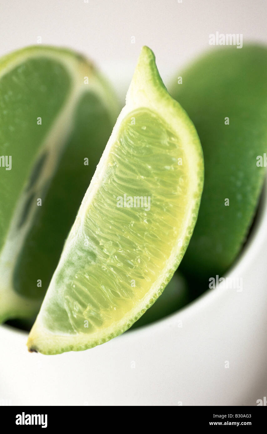 Organici UNWAXD LIMES in una ciotola Foto Stock