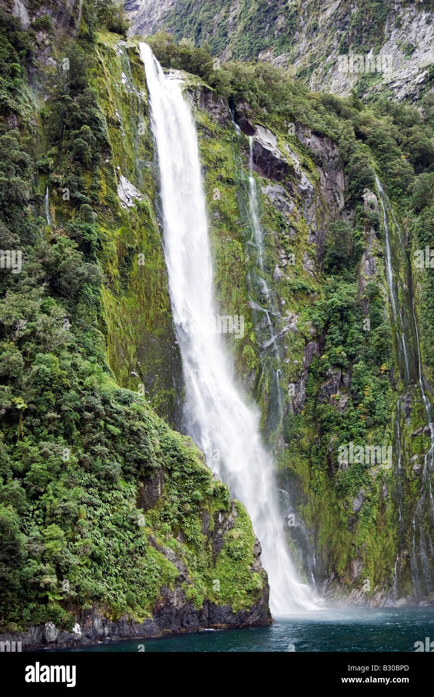 Centoquaranta-sei metri di discesa, Stirling Falls, Milford Sound, NZ Foto Stock