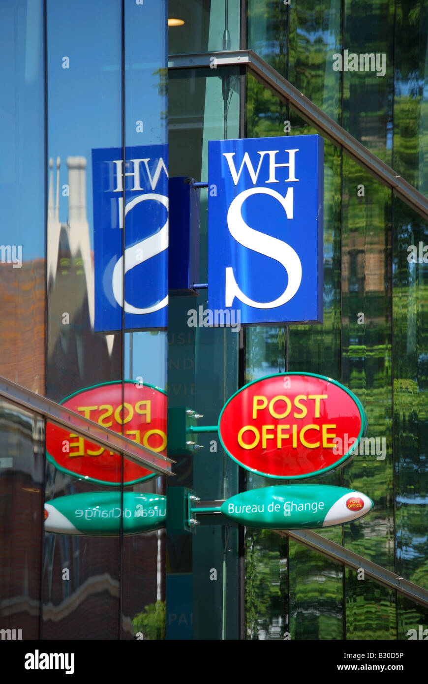 W.H.Smith e Post Office segni, High Street, Chelmsford Essex, Inghilterra, Regno Unito Foto Stock