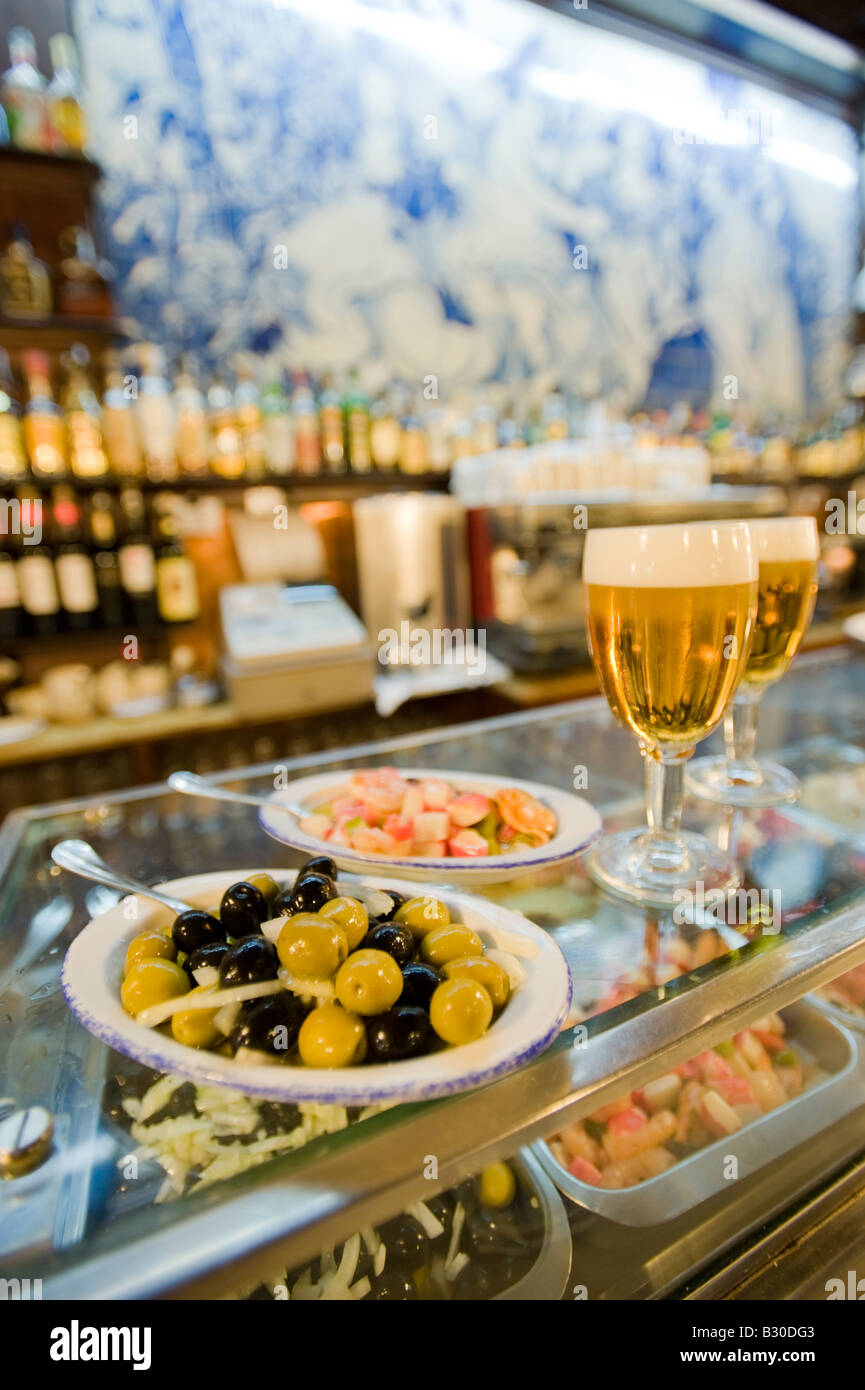 Tapas bar con olive e birra. Foto Stock