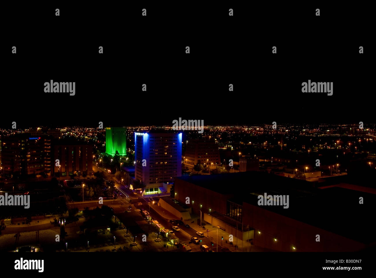 La Wells Fargo Bank e il Doubletree hotel illuminata di notte al centro di Albuquerque Foto Stock