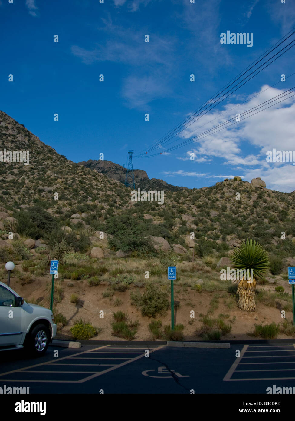 Il Sandia Peak Aerial Tram il cavo e il cavo di prima torre di sospensione Foto Stock