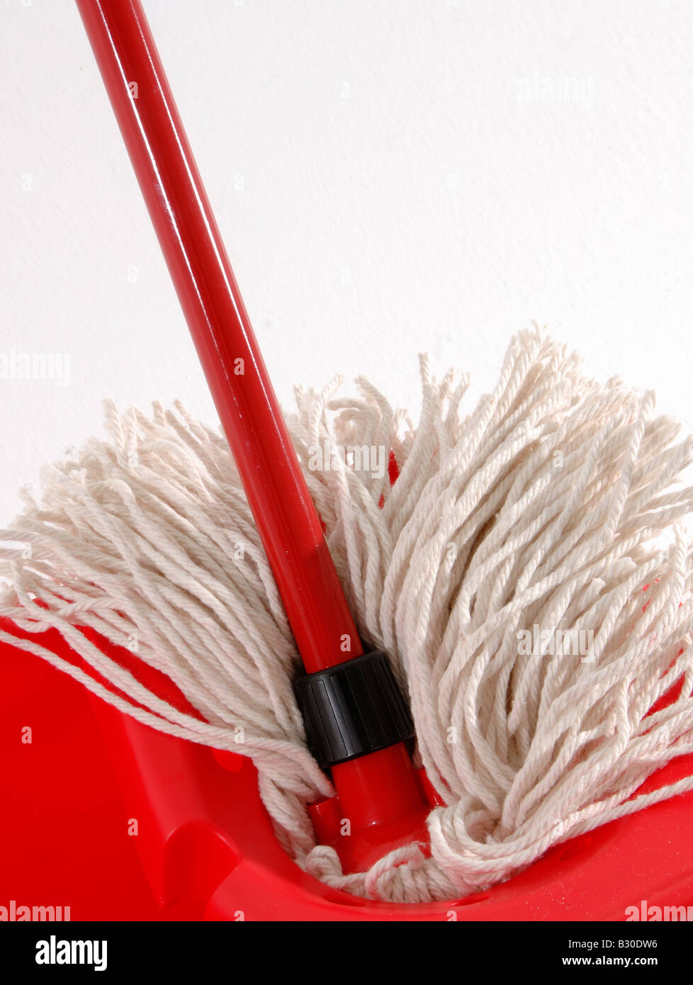 Red mop e la benna pulizia per pulire la molla straccio pulito il pavimento Foto Stock