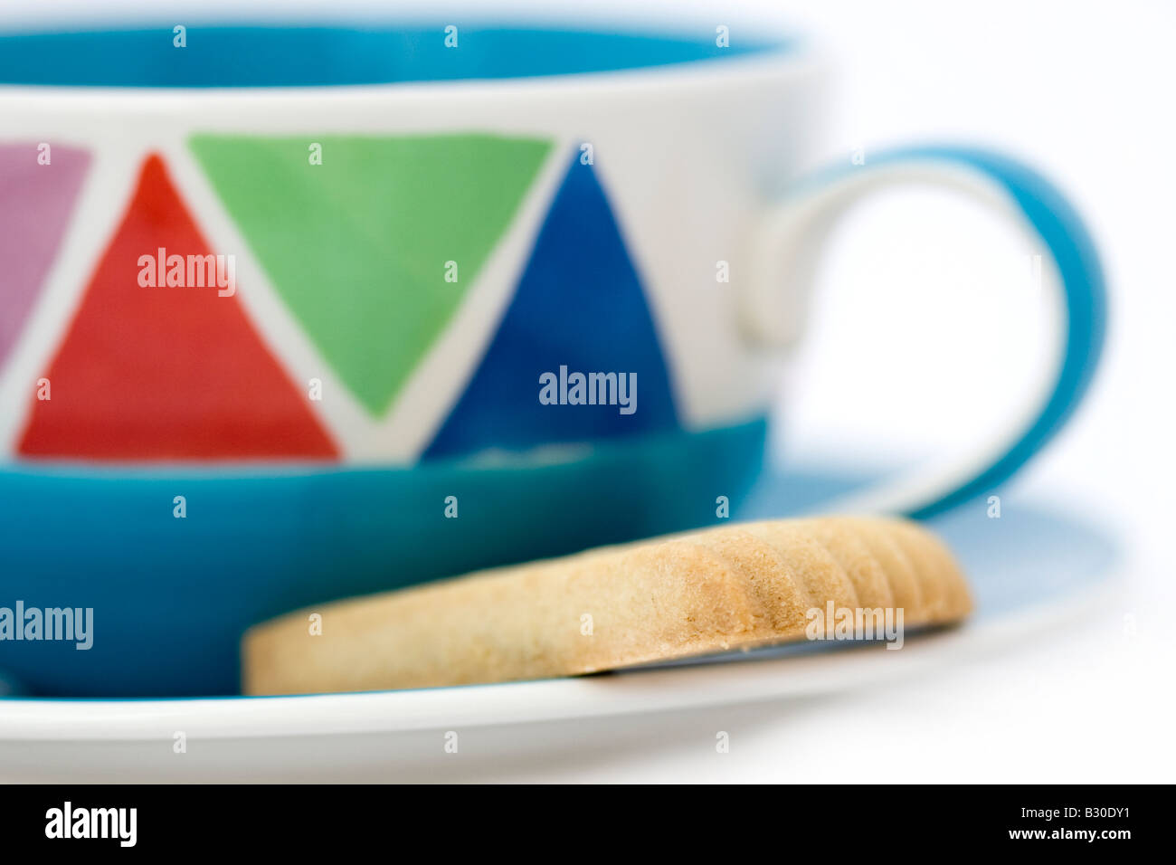 Tazza da caffè con piattino con biscotto frollino su sfondo bianco Foto Stock