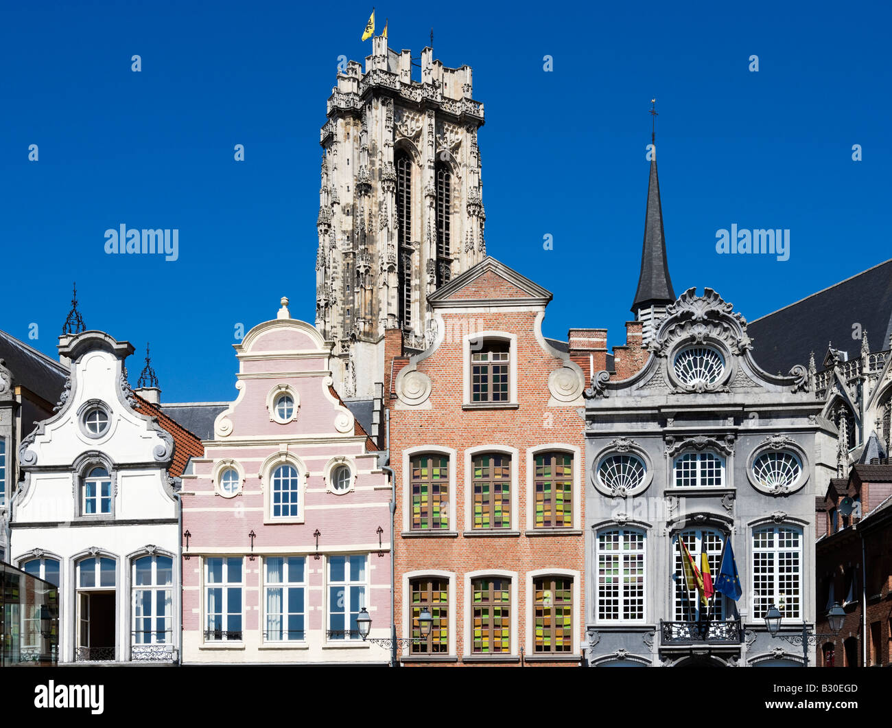Case a capanna di Grote Markt (piazza principale) con la torre di San Romboutskathedraal dietro, Mechelen, Belgio Foto Stock
