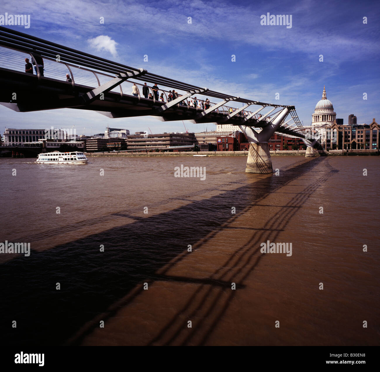 Millennium Bridge da banca del sud guardando verso la Cattedrale di St Paul, Londra, Inghilterra, Regno Unito. Foto Stock