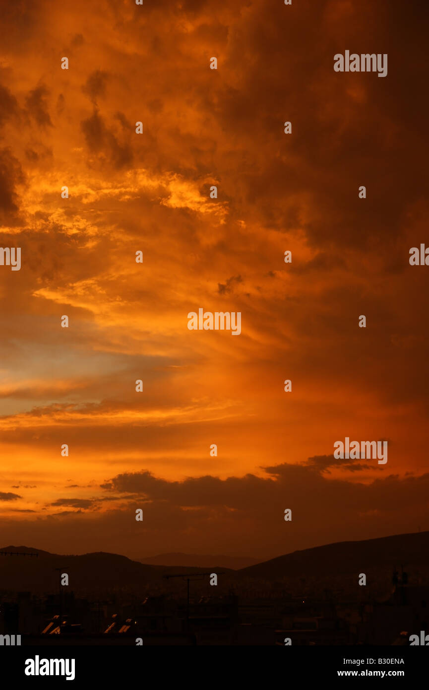 Il tramonto dopo una tempesta nel porto del Pireo, Grecia Foto Stock