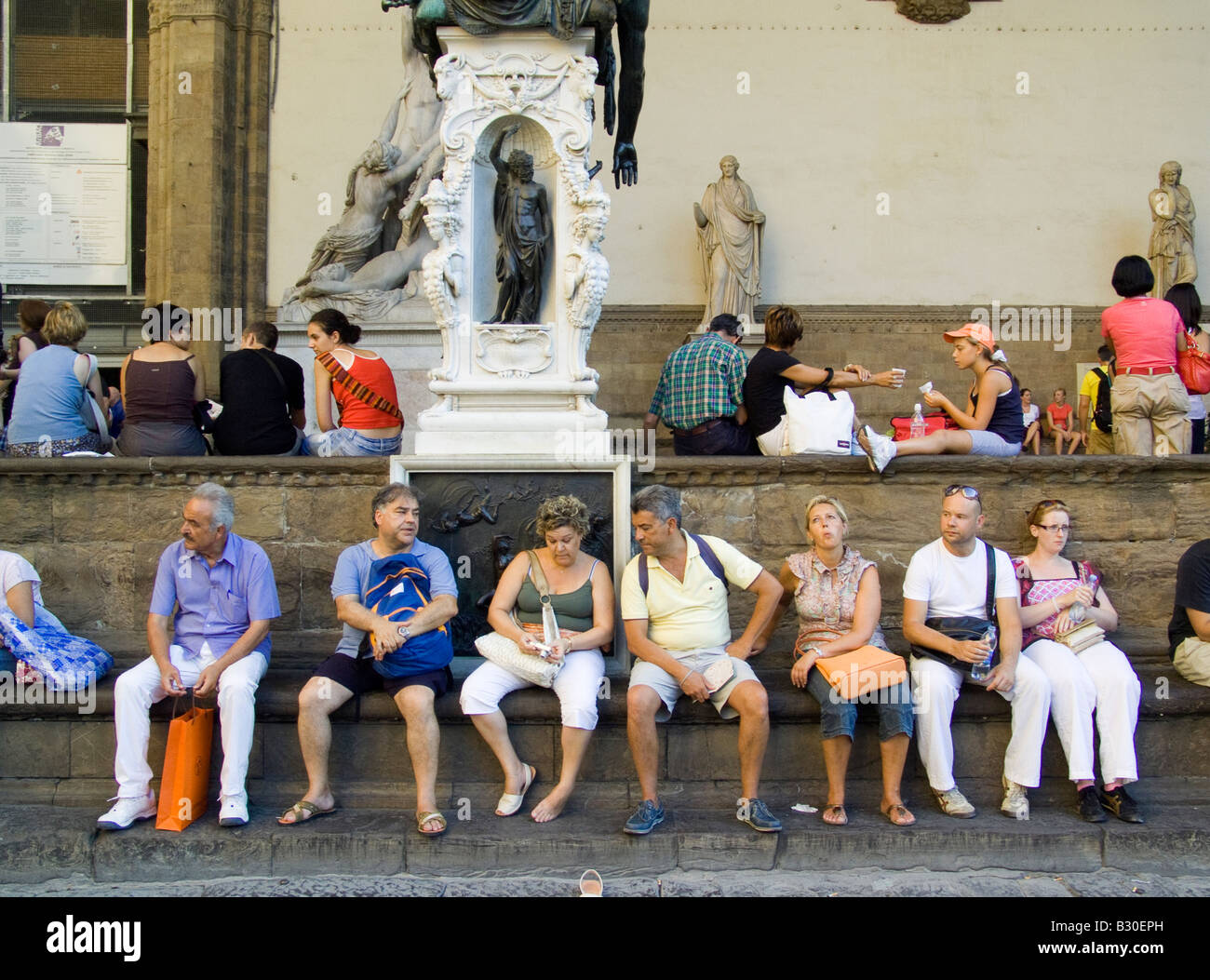 Vacanzieri,turist gente seduta rilassante in Piazza Signoria Firenze Italia estate 08 Foto Stock