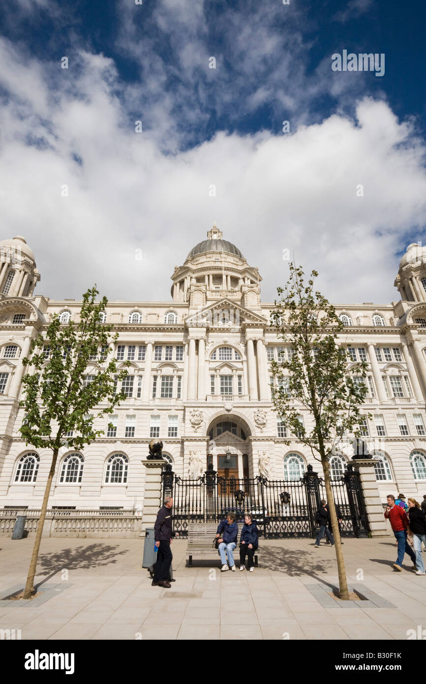 Liverpool Merseyside England Regno Unito Luglio Porto di Liverpool esterno dell'edificio in stile neoclassico architettura Foto Stock